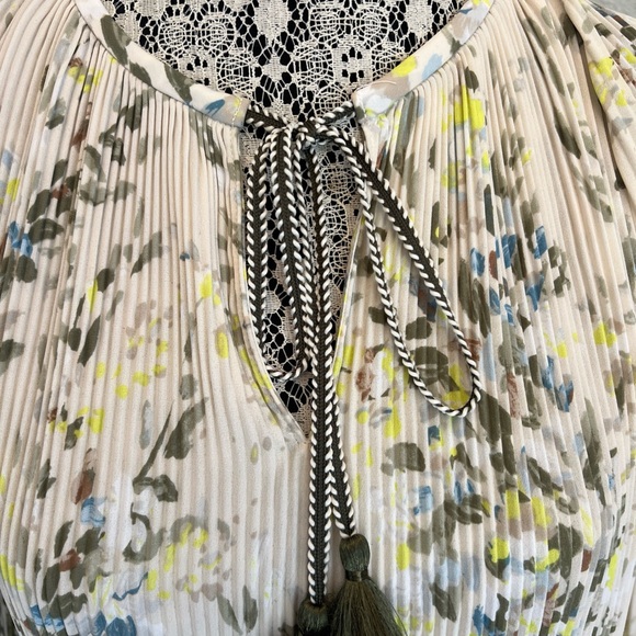 White House Black Market Pleated Tie Neck blouse size XXS - Picture 5 of 13